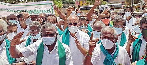 திருச்சி சுப்பிரமணியபுரத்தில் உள்ள பொதுப்பணித் துறை நீர்வள ஆதார அமைப் பின் தலைமைப் பொறியாளர் அலுவலக வளாகம் முன் நேற்று ஆர்ப்பாட்டத்தில் ஈடுபட்ட பி.ஆர்.பாண்டியன் உள்ளிட்ட விவசாயிகள். படம்: ஜெ.ஞானசேகர்