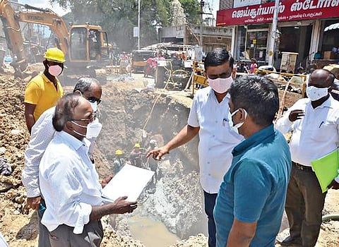 சேலம் தாதகாப்பட்டியில் நடைபெற்று வரும் பாதாள சாக்கடை திட்டப்பணிகளை மாநகராட்சி ஆணையர் கிறிஸ்துராஜ் ஆய்வு செய்தார்.