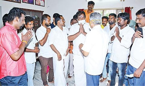 அமைச்சர் மூர்த்தி முன்னிலையில் மதுரை திருப்பாலை பகுதி 24-வது வார்டு எம்எம் நகர் பகுதியைச் சேர்ந்த மாரிச்செல்வம் மற்றும் மாற்றுக் கட்சியினர் திமுகவில் இணைந்தனர்.