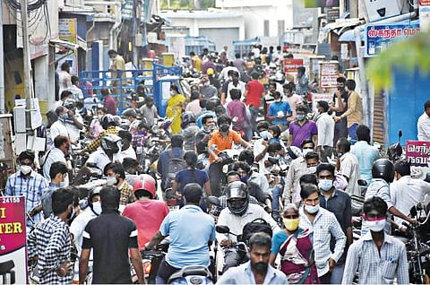 சேலத்தில் நேற்று முதல் ஊரடங்கில் புதிய கட்டுப்பாடுகள் அமலுக்கு வந்தன. இதையடுத்து, வீரபாண்டியார் நகரில் கடைகள் மாலை 6 மணிக்கு மூடியபோது, அப்பகுதியில் பொதுமக்கள் சமூக இடைவெளியின்றி நடந்தும், இருசக்கர வாகனங்களிலும் சென்றதால் பரபரப்பும், போக்குவரத்து நெரிசலும் ஏற்பட்டது. படம்:எஸ்.குரு பிரசாத்