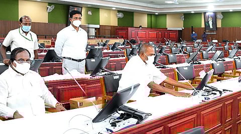 இ-பட்ஜெட்டுக்காக உறுப்பினர்களின் இருக்கைக்கு முன்பாக கணினிகள் பொருத்தப்பட்டுள்ளன. அதனை பார்வையிட்ட சபாநாயகர் அப்பாவு