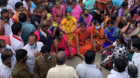 எஸ்.பி.வேலுமணி வீட்டின் முன் திரண்ட அதிமுகவினர். | படம்: ஜெ.மனோகரன்.