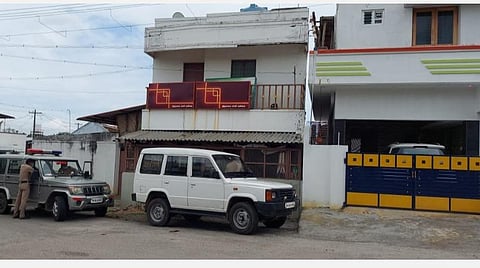 பொள்ளாச்சியில் எஸ்.பி.வேலுமணி சகோதரரின் நண்பர் வீட்டில் தீவிர சோதனை