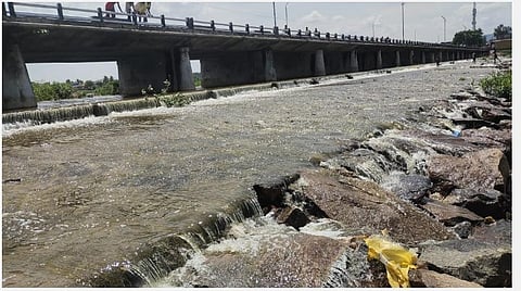 திருப்பத்தூர் மாவட்டத்தில் பெய்த கனமழையால் வாணியம்பாடி மேட்டுப்பாளையம் பாலாற்றில் வெள்ளப்பெருக்கு ஏற்பட்டது.