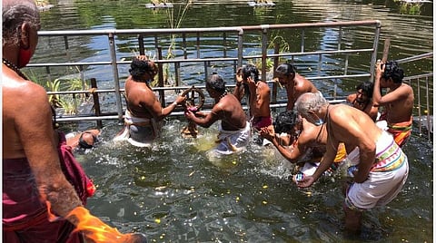 திருவண்ணாமலை அண்ணாமலையார் கோயிலில் உள்ள சிவகங்கை குளத்தில் ஆடிப்பூரம் தீர்த்தவாரி நடைபெற்றது.