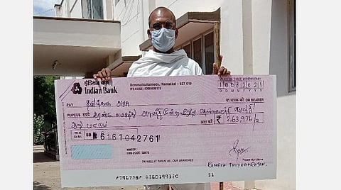 கடனை செலுத்த வந்த இளைஞர்.