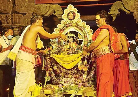 திருநெல்வேலி நெல்லையப்பர் கோயிலில் ஆடிப்பூர விழாவை முன்னிட்டு காந்திமதி அம்மனுக்கு முளைக்கட்டு வைபவம் நடைபெற்றது. படம்: மு.லெட்சுமி அருண்