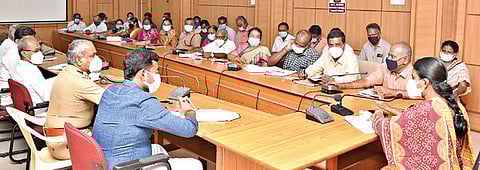 நாமக்கல் மாவட்ட ஆட்சியர் அலுவலக கூட்டரங்கில் நடைபெற்ற சுதந்திர தின விழா ஆலோசனைக் கூட்டத்தில் மாவட்ட வருவாய் அலுவலர் துர்காமூர்த்தி பேசினார்.