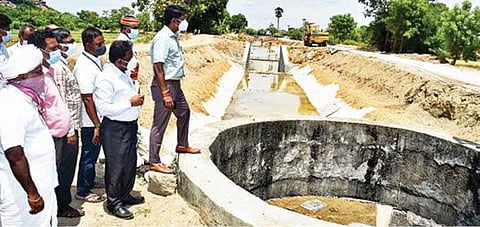 நந்தன் கால்வாய் சீரமைப்புப் பணிகளை ஆட்சியர் மோகன் ஆய்வு மேற்கொண்டார்.