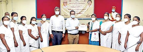 கரோனா தடுப்பு விழிப்புணர்வு வாரவிழாவில் சிறப்பாக செயல்பட்ட வட்டார மருத்துவ அலுவலர் மற்றும் செவிலியர்களுக்கு கிருஷ்ணகிரி ஆட்சியர் ஜெயசந்திர பானுரெட்டி சான்றிதழ்களை வழங்கினார். அருகே சுகாதார பணிகள் துணை இயக்குநர் கோவிந்தன்.