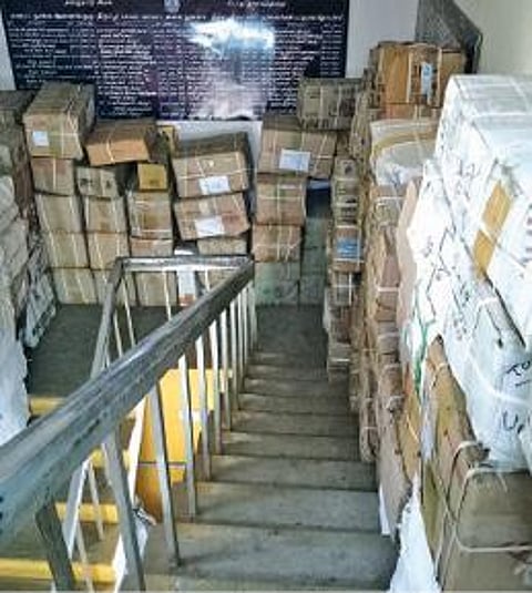 வாசகர்கள் அமர்ந்து படிக்க போதிய இடம் உள்ளிட்ட வசதிகளின்றி - புத்தக பண்டல்களின் கிடங்காக மாறிய திருப்பூர் நூலகம் :