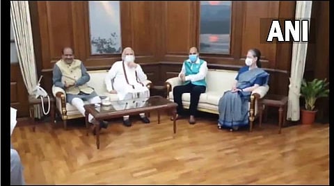 ஓம் பிர்லாவுடன் பிரதமர் மோடி, சோனியா காந்தி சந்திப்பு