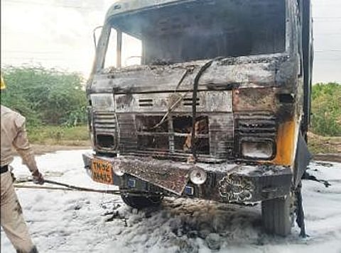 தீ வைக்கப்பட்ட நிலக்கரி சாம்பல் ஏற்றிய லாரி கொழுந்து விட்டு எரிகிறது. (அடுத்த படம்) தீ வைக்கப்பட்டு எரிந்த லாரிகளில் ஒன்று.