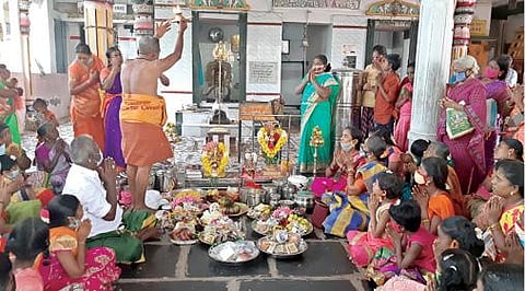 கோவில்பட்டி சங்கரேஸ்வரி அம்மன் கோயிலில் ஆடிப்பூர வளைகாப்பு விழா நடந்தது.