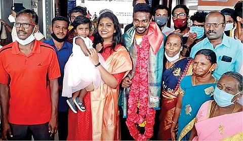 டோக்கியோ ஒலிம்பிக் போட்டியில் பங்கேற்று நாடு திரும்பிய தடகள வீரர் ஆரோக்கிய ராஜீவ்-க்கு நேற்று திருச்சி ரயில் நிலையத்தில் உற்சாக வரவேற்பு அளித்த உறவினர்கள் மற்றும் விளையாட்டு ஆர்வலர்கள். படம்: ஜி.ஞானவேல்முருகன்
