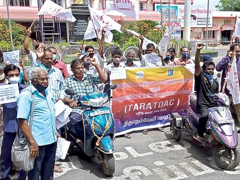 திருநெல்வேலி சந்திப்பு ரயில் நிலையம் முன் அனைத்துவகை மாற்றுத்திறனாளிகள் ஆர்ப்பாட்டத்தில் ஈடுபட்டனர். படம்: மு.லெட்சுமி அருண்