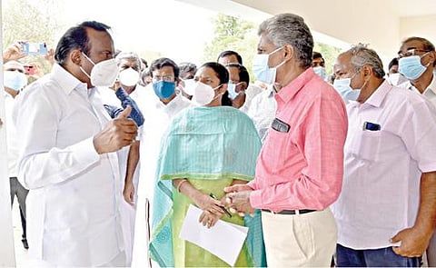 சிவகிரி பேரூராட்சி பேருந்து நிலையத்திற்கு எதிரில் ரூ.1.50 கோடி மதிப்பீட்டில் அரை ஏக்கர் பரப்பளவில் தினசரி சந்தை அமைப்பது குறித்து அமைச்சர் சு.முத்துசாமி ஆய்வு மேற்கொண்டார்.