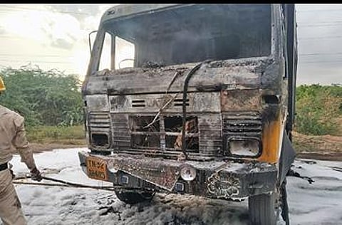 நிலக்கரி சாம்பல் லாரி மோதி தொழிலாளி உயிரிழப்பு - நெய்வேலியில் 5 லாரிகளுக்கு தீ வைத்த பொதுமக்கள் : பதற்றத்தை தணிக்க போலீஸ் குவிப்பு