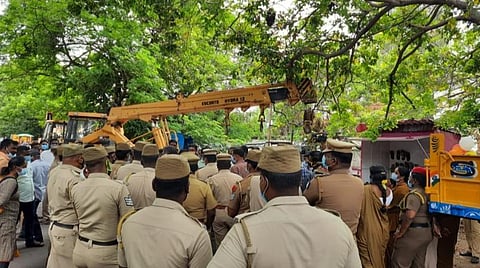 புதுச்சேரி ஆம்பூர் சாலையில் ஆக்கிரமிப்பு கடைகள் அகற்றம்: வியாபாரிகள் சாலை மறியல்