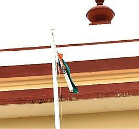 தி.மலை மாவட்ட ஆட்சியர் அலுவல கத்தில் நேற்று தேசிய கொடி சரியாக கட்டாமல் அவமதிக்கப்பட்டுள்ளது.