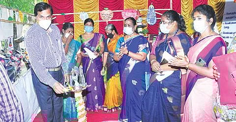 ராணிப்பேட்டையில் தாய்ப்பால் வார விழா விழிப்புணர்வு கண்காட்சியை நேற்று குத்துவிளக்கேற்றி தொடங்கி வைத்த மாவட்ட ஆட்சியர் கிளாட்ஸ்டன் புஷ்பராஜ்.