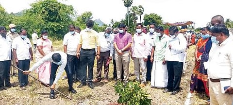 துரிஞ்சாபுரம் அடுத்த சீலப்பந்தல் ஊராட்சியில் பண்ணை குட்டை அமைக்கும் பணியை நேற்று ஆய்வு செய்த தி.மலை மாவட்ட ஆட்சியர் பா.முருகேஷ்.