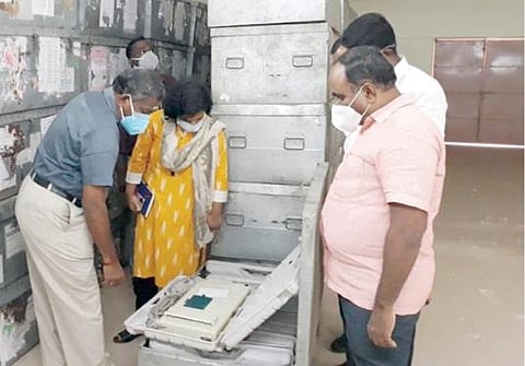 ராஜாக்கமங்கலம் அருகே காரவிளை சமூகநலக்கூடத்தில் வைக்கப்பட்டுள்ள மின்னணு வாக்குப்பதிவு இயந்திரங்களை கட்சி பிரமுகர்கள் முன்னிலையில் நாகர்கோவில் மாநகராட்சி ஆணையர் ஆஷா அஜித் ஆய்வு மேற்கொண்டார்.