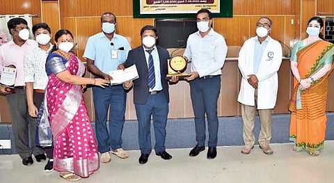 தூத்துக்குடி மாவட்டத்தில் 100 சதவீதம் கரோனா தடுப்பூசி போடப்பட்ட உள்ளாட்சிகளின் பிரதிநிதிகளுக்கு மாவட்ட ஆட்சியர் கி.செந்தில்ராஜ் பாராட்டுச் சான்றிதழ் வழங்கினார்.