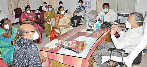 நாமக்கல் அரசு மருத்துவமனையில் நடந்த ஆய்வுக் கூட்டத்தில், மருத்துவம் மற்றும் ஊரக நலப்பணிகள் இயக்குநர் குருநாதன் பேசினார்.