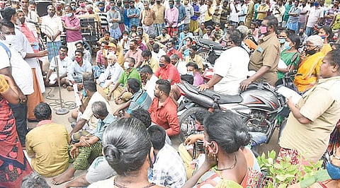 மதுரை மாநகராட்சி அலுவலகத்தில் போராட்டத்தில் ஈடுபட்ட தூய்மைப் பணியாளர்கள்.