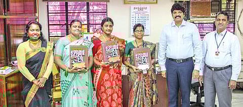 விழுப்புரம் தெய்வானை அம்மாள் மகளிர் கல்லூரியில் பணியாற்றும் பேராசிரியர்கள், பயிலும் மாணவி ஆகியோர் பெற்ற பெண் ஆராய்ச்சியாளர்கள் விருதுகளுடன் கல்லூரி செயலாளர் செந்தில்குமார் உள்ளார்.