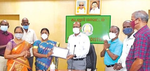 வடலூரில் இயங்கி வரும் கடலூர் மாவட்ட ஆசிரியர் கல்வி மற்றும் பயிற்சி நிறுவனத்திற்கு மத்திய அரசின் பசுமை வளாக விருதினை மாவட்ட ஆட்சியர் கி.பாலசுப்ரமணியம் வழங்கினார்.