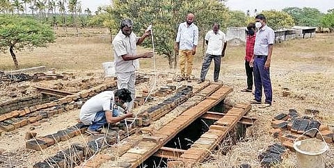 காங்கயம் அருகே கரித்தொட்டி ஆலையில் குழிகளை மூடி நேற்று ‘சீல்’ வைத்த அதிகாரிகள்.