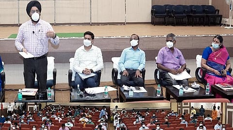 ஆலோசனைக் கூட்டத்தில் பேசிய சென்னை மாநகராட்சி ஆணையர் ககன்தீப் சிங் பேடி.