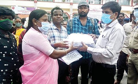 திருவண்ணாமலை மாவட்ட ஆட்சியர் அலுவலகத்தில் மாவட்ட ஆதிதிராவிட நல அலுவலர் பார்த்திபனிடம் கோரிக்கை மனுக்களை வழங்கிய தலித் விடுதலை இயக்க மாநில மகளிரணி செயலாளர் நதியா.