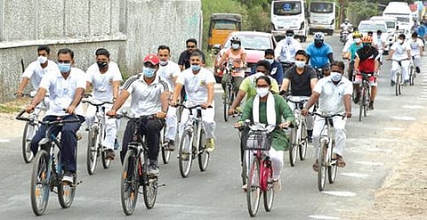 தூத்துக்குடியில் நடைபெற்ற விழிப்புணர்வு சைக்கிள் பயணத்தில் மாவட்ட ஆட்சியர் கி.செந்தில் ராஜ் தலைமையில் பங்கேற்ற அதிகாரிகள். படம்: என்.ராஜேஷ்