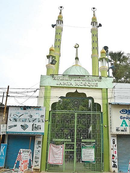 தூத்துக்குடி சங்கரராமேஸ்வரர் கோயில் மூடப்பட்டுள்ளதால் வெளியே நின்றபடி தரிசனம் செய்யும் பக்தர்கள். (அடுத்த படம்) தூய திருஇருதய பேராலயம் மூடப்பட்டுள்ளதால் ஆலய வளாகம் பக்தர்கள் இன்றி வெறிச்சோடி காணப்பட்டது. (கடைசி படம்) தூத்துக்குடியில் மூடப்பட்டிருந்த பெரிய பள்ளிவாசல். படங்கள்: என்.ராஜேஷ்.