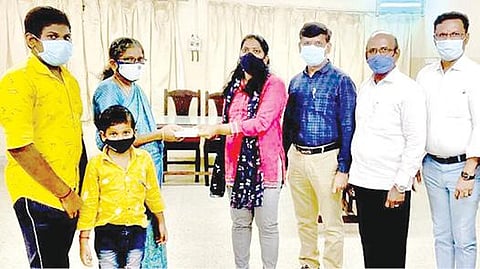 கரோனா தொற்றால் உயிரிழந்த முன்னாள் ஒப்பந்த ஊழியரின் குடும்பத்துக்கு ஸ்டெர்லைட் நிறுவனம் சார்பில் ரூ.5 லட்சம் நிதியுதவியை நிறுவனத்தின் தலைமை இயக்க அதிகாரி ஏ.சுமதி வழங்கினார்.