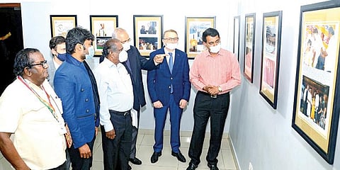 இந்திய-ரஷ்ய அமைதி, நட்புணர்வு, ஒத்துழைப்பு ஒப்பந்தத்தின் 50-வது ஆண்டு நிறைவு விழா மற்றும் இந்தியாவின் 75-வது சுதந்திரதின கொண்டாட்டத்தை முன்னிட்டு சிறப்பு புகைப்படக் கண்காட்சி சென்னை ஆழ்வார்பேட்டையில் உள்ள ரஷ்ய அறிவியல் கலாச்சார மையத்தில் நேற்று நடைபெற்றது. பிரம்மோஸ் மைய நிறுவனர் ஏ.சிவதாணுப் பிள்ளை, தென்னிந்தியாவுக்கான ரஷ்ய துணைத் தூதர் ஒலெக் அவ்தீவ், தமிழக சுற்றுலாத் துறை முதன்மை செயலர் பி.சந்திரமோகன், இந்திய- ரஷ்ய தொழில் வர்த்தக சபை நிறுவனர் வி.எம்.லட்சுமி நாராயணன், இந்திய- ரஷ்ய தொழில் வர்த்தக சபை பொதுச்செயலாளர் தங்கப்பன், டாக்டர் கே.ஜெயபிரகாஷ் ஆகியோர் கண்காட்சியை பார்வையிடுகின்றனர்.படம்: க.ஸ்ரீபரத்