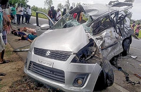 திருவண்ணாமலை மாவட்டம் சந்தவாசல் அருகே லாரி மீது மோதி விபத்தில் சிக்கி உருக்குலைந்த கார்.