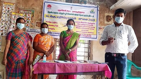 காரைக்கால் மாவட்டம் பருத்திக்குடி அங்கன்வாடி மையத்தில், நலவழித்துறை சார்பில் நடைபெற்ற டெங்கு உலர் நாள் விழிப்புணர்வு நிகழ்ச்சியில் பேசிய சுகாதார ஆய்வாளர் ஜெகநாதன்