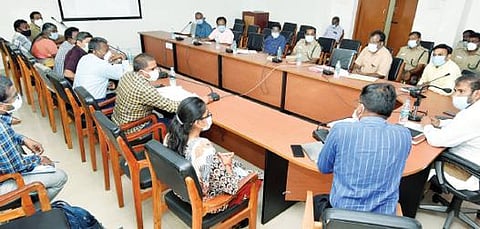 கிருஷ்ணகிரி மாவட்ட ஆட்சியர் அலுவலகத்தில் நடந்த ஈர நில கண்காணிப்புக்குழு கூட்டத்தில் பேசும் ஆட்சியர் ஜெயசந்திர பானு ரெட்டி.