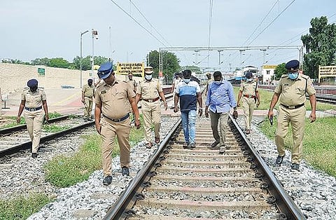 காட்பாடி ரயில் நிலைய தண்டவாள பகுதியில் கண்காணிப்பில் ஈடுபட்ட ரயில்வே பாதுகாப்பு படையினர் மற்றும் ரயில்வே காவல் துறையினர். அடுத்த படம்: வேலூர் கோட்டை கொத்தளத்தில் மோப்ப நாய் லூசி உதவியுடன் நேற்று வெடிகுண்டு சோதனை நடத்திய காவல் துறையினர்.