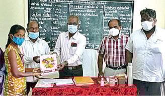 செங்கம் அருகே பள்ளியில் சேர்க்கப்பட்ட மாணவிக்கு பாட புத்தகங்களை வழங்கிய மாவட்ட கல்வி அலுவலர் விஜயகுமார்.