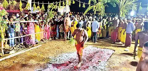 திருவண்ணாமலை அடுத்த வாணியந்தாங்கல் கிராமத்தில் உள்ள படவேடு ரேணு காம்பாள் கோயிலில் தீமிதி திருவிழா நடைபெற்றது.