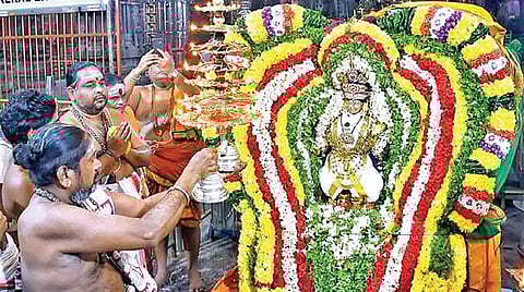 திருவண்ணாமலை அண்ணாமலையார் கோயிலில் குருபூஜையையொட்டி, சிறப்பு அலங்காரத்தில் எழுந்தருளிய சுந்தரமூர்த்தி நாயனாருக்கு மகா தீபாராதனை நேற்று நடைபெற்றது.