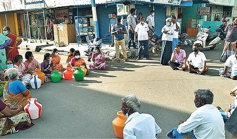 திருவண்ணாமலையில் குடிநீர் வழங்காத நகராட்சியை கண்டித்து, காலிக் குடங்களுடன் பொதுமக்கள் நேற்று சாலை மறியலில் ஈடுபட்டனர்.