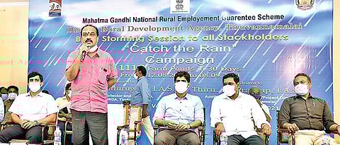 திருவண்ணாமலை அடுத்த வேங்கிக்காலில் நடைபெற்ற பண்ணைக் குட்டை அமைப்பது குறித்த பயிற்சி முகாமில் பேசும் மாவட்ட வருவாய் அலுவலர் முத்துகுமாரசாமி.