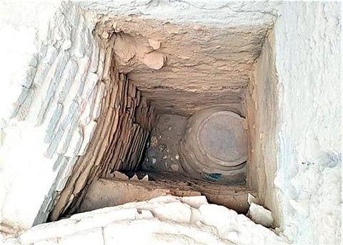 கொற்கை அகழாய்வில் செங்கல் கட்டுமானத்துக்கு கீழ் பகுதியில் உணவு தானியம் சேமிக்கும் கொள்கலன் கண்டுபிடிக்கப்பட்டுள்ளது.