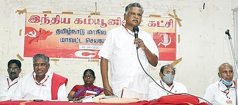 திருச்சியில் நேற்று நடைபெற்ற இந்திய கம்யூனிஸ்ட் கட்சியின் மாநில நிர்வாகக் குழு கூட்டத்தில் பேசுகிறார் மாநிலச் செயலாளர் ஆர்.முத்தரசன்.